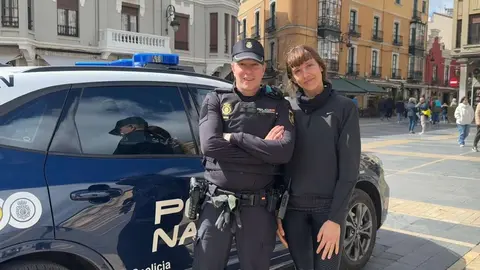 Patricia, la superviviente, junto a José Jorge Díez, miembro de la Policía Nacional y uno de los héroes del rescate. Fotos:Silvia García e Isabel Alonso.