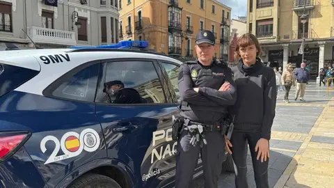 Patricia, la superviviente, junto a José Jorge Díez, miembro de la Policía Nacional y uno de los héroes del rescate. Fotos:Silvia García e Isabel Alonso.