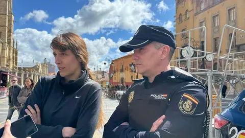 Patricia, la superviviente, junto a José Jorge Díez, miembro de la Policía Nacional y uno de los héroes del rescate. Fotos:Silvia García e Isabel Alonso.