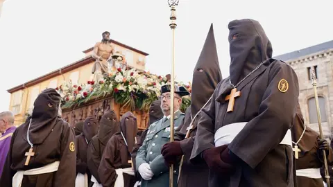 La Cofradía del Santo Cristo del Perdón sacó este martes a las calles de la ciudad de León la Procesión del Perdón que, a pesar de haber mantenido la esperanza hasta el último momento, estuvo protagonizada por la libertad condicional de un hombre ante la ausencia de indulto concedido por el Consejo de Ministros. Foto: Campillo