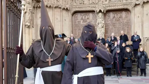 La Cofradía del Santo Cristo del Perdón sacó este martes a las calles de la ciudad de León la Procesión del Perdón que, a pesar de haber mantenido la esperanza hasta el último momento, estuvo protagonizada por la libertad condicional de un hombre ante la ausencia de indulto concedido por el Consejo de Ministros. Foto: Campillo