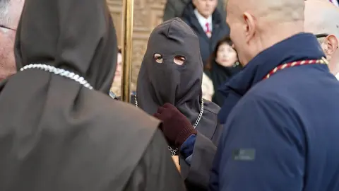 La Cofradía del Santo Cristo del Perdón sacó este martes a las calles de la ciudad de León la Procesión del Perdón que, a pesar de haber mantenido la esperanza hasta el último momento, estuvo protagonizada por la libertad condicional de un hombre ante la ausencia de indulto concedido por el Consejo de Ministros. Foto: Campillo