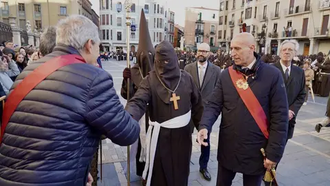 La Cofradía del Santo Cristo del Perdón sacó este martes a las calles de la ciudad de León la Procesión del Perdón que, a pesar de haber mantenido la esperanza hasta el último momento, estuvo protagonizada por la libertad condicional de un hombre ante la ausencia de indulto concedido por el Consejo de Ministros. Foto: Campillo