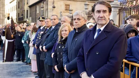La Cofradía del Santo Cristo del Perdón sacó este martes a las calles de la ciudad de León la Procesión del Perdón que, a pesar de haber mantenido la esperanza hasta el último momento, estuvo protagonizada por la libertad condicional de un hombre ante la ausencia de indulto concedido por el Consejo de Ministros. Foto: Campillo