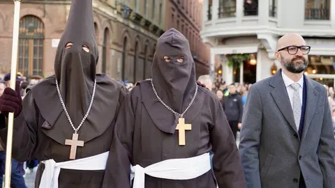 La Cofradía del Santo Cristo del Perdón sacó este martes a las calles de la ciudad de León la Procesión del Perdón que, a pesar de haber mantenido la esperanza hasta el último momento, estuvo protagonizada por la libertad condicional de un hombre ante la ausencia de indulto concedido por el Consejo de Ministros. Foto: Campillo
