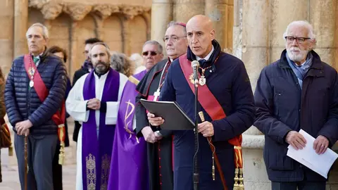 La Cofradía del Santo Cristo del Perdón sacó este martes a las calles de la ciudad de León la Procesión del Perdón que, a pesar de haber mantenido la esperanza hasta el último momento, estuvo protagonizada por la libertad condicional de un hombre ante la ausencia de indulto concedido por el Consejo de Ministros. Foto: Campillo