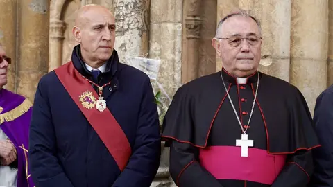 La Cofradía del Santo Cristo del Perdón sacó este martes a las calles de la ciudad de León la Procesión del Perdón que, a pesar de haber mantenido la esperanza hasta el último momento, estuvo protagonizada por la libertad condicional de un hombre ante la ausencia de indulto concedido por el Consejo de Ministros. Foto: Campillo