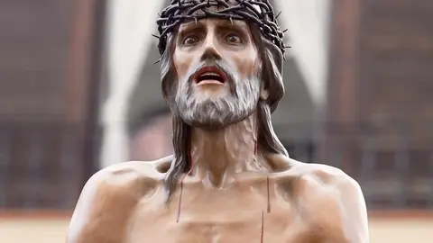 La Cofradía del Santo Cristo del Perdón sacó este martes a las calles de la ciudad de León la Procesión del Perdón que, a pesar de haber mantenido la esperanza hasta el último momento, estuvo protagonizada por la libertad condicional de un hombre ante la ausencia de indulto concedido por el Consejo de Ministros. Foto: Campillo