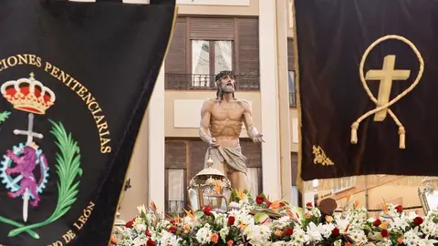 La Cofradía del Santo Cristo del Perdón sacó este martes a las calles de la ciudad de León la Procesión del Perdón que, a pesar de haber mantenido la esperanza hasta el último momento, estuvo protagonizada por la libertad condicional de un hombre ante la ausencia de indulto concedido por el Consejo de Ministros. Foto: Campillo