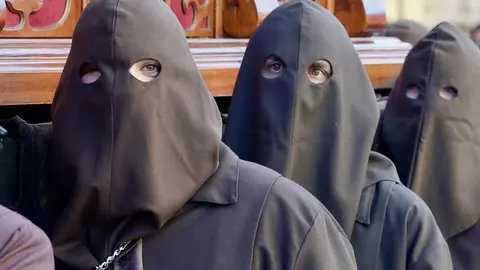 La Cofradía del Santo Cristo del Perdón sacó este martes a las calles de la ciudad de León la Procesión del Perdón que, a pesar de haber mantenido la esperanza hasta el último momento, estuvo protagonizada por la libertad condicional de un hombre ante la ausencia de indulto concedido por el Consejo de Ministros. Foto: Campillo