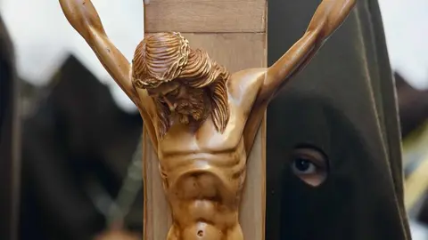 La Cofradía del Santo Cristo del Perdón sacó este martes a las calles de la ciudad de León la Procesión del Perdón que, a pesar de haber mantenido la esperanza hasta el último momento, estuvo protagonizada por la libertad condicional de un hombre ante la ausencia de indulto concedido por el Consejo de Ministros. Foto: Campillo