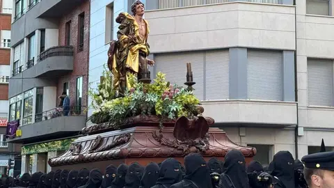 Desde la Iglesia de Santa Nonia ha partido la emotiva procesión del Dolor de Nuestra Madre, organizada por la Cofradía de Nuestra Señora de Angustias y Soledad. Es uno de los cortejos más entrañables y familiares de la Semana Santa leonesa. Fotos: Silvia García