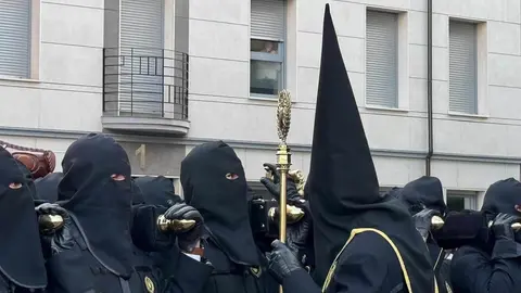 Desde la Iglesia de Santa Nonia ha partido la emotiva procesión del Dolor de Nuestra Madre, organizada por la Cofradía de Nuestra Señora de Angustias y Soledad. Es uno de los cortejos más entrañables y familiares de la Semana Santa leonesa. Fotos: Silvia García