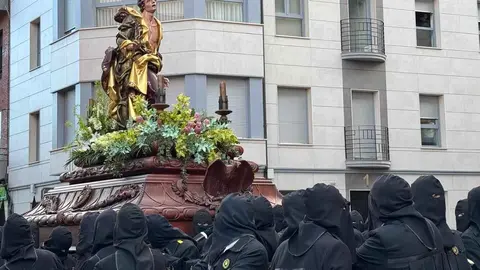 Desde la Iglesia de Santa Nonia ha partido la emotiva procesión del Dolor de Nuestra Madre, organizada por la Cofradía de Nuestra Señora de Angustias y Soledad. Es uno de los cortejos más entrañables y familiares de la Semana Santa leonesa. Fotos: Silvia García