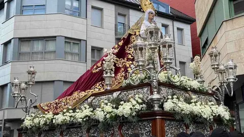 Desde la Iglesia de Santa Nonia ha partido la emotiva procesión del Dolor de Nuestra Madre, organizada por la Cofradía de Nuestra Señora de Angustias y Soledad. Es uno de los cortejos más entrañables y familiares de la Semana Santa leonesa. Fotos: Silvia García
