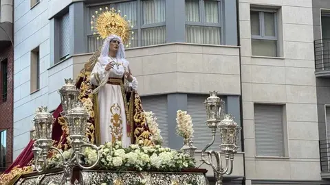 Desde la Iglesia de Santa Nonia ha partido la emotiva procesión del Dolor de Nuestra Madre, organizada por la Cofradía de Nuestra Señora de Angustias y Soledad. Es uno de los cortejos más entrañables y familiares de la Semana Santa leonesa. Fotos: Silvia García