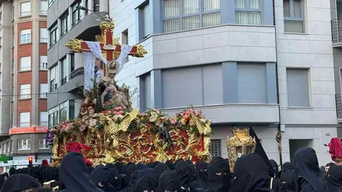 Desde la Iglesia de Santa Nonia ha partido la emotiva procesión del Dolor de Nuestra Madre, organizada por la Cofradía de Nuestra Señora de Angustias y Soledad. Es uno de los cortejos más entrañables y familiares de la Semana Santa leonesa. Fotos: Silvia García