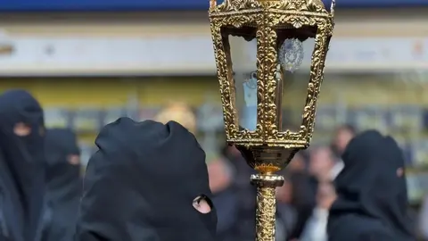 Desde la Iglesia de Santa Nonia ha partido la emotiva procesión del Dolor de Nuestra Madre, organizada por la Cofradía de Nuestra Señora de Angustias y Soledad. Es uno de los cortejos más entrañables y familiares de la Semana Santa leonesa. Fotos: Silvia García