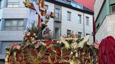 Desde la Iglesia de Santa Nonia ha partido la emotiva procesión del Dolor de Nuestra Madre, organizada por la Cofradía de Nuestra Señora de Angustias y Soledad. Es uno de los cortejos más entrañables y familiares de la Semana Santa leonesa. Fotos: Silvia García