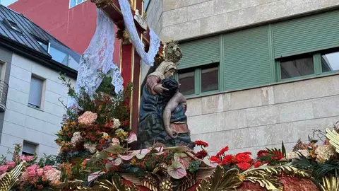 Desde la Iglesia de Santa Nonia ha partido la emotiva procesión del Dolor de Nuestra Madre, organizada por la Cofradía de Nuestra Señora de Angustias y Soledad. Es uno de los cortejos más entrañables y familiares de la Semana Santa leonesa. Fotos: Silvia García