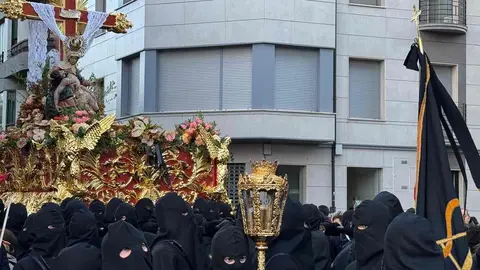 Desde la Iglesia de Santa Nonia ha partido la emotiva procesión del Dolor de Nuestra Madre, organizada por la Cofradía de Nuestra Señora de Angustias y Soledad. Es uno de los cortejos más entrañables y familiares de la Semana Santa leonesa. Fotos: Silvia García