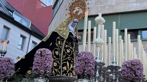 Desde la Iglesia de Santa Nonia ha partido la emotiva procesión del Dolor de Nuestra Madre, organizada por la Cofradía de Nuestra Señora de Angustias y Soledad. Es uno de los cortejos más entrañables y familiares de la Semana Santa leonesa. Fotos: Silvia García