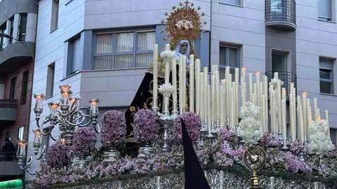Desde la Iglesia de Santa Nonia ha partido la emotiva procesión del Dolor de Nuestra Madre, organizada por la Cofradía de Nuestra Señora de Angustias y Soledad. Es uno de los cortejos más entrañables y familiares de la Semana Santa leonesa. Fotos: Silvia García
