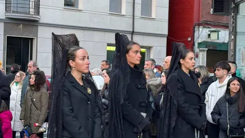 Desde la Iglesia de Santa Nonia ha partido la emotiva procesión del Dolor de Nuestra Madre, organizada por la Cofradía de Nuestra Señora de Angustias y Soledad. Es uno de los cortejos más entrañables y familiares de la Semana Santa leonesa. Fotos: Silvia García