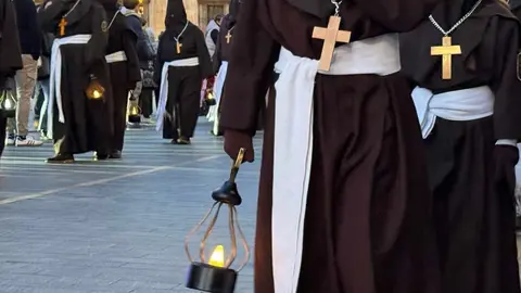La Cofradía del Santo Cristo del Perdón sacó este martes a las calles de la ciudad de León la Procesión del Perdón que, a pesar de haber mantenido la esperanza hasta el último momento, estuvo protagonizada por la libertad condicional de un hombre ante la ausencia de indulto concedido por el Consejo de Ministros. Foto: Silvia García