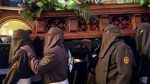 La Cofradía del Santo Cristo del Perdón sacó este martes a las calles de la ciudad de León la Procesión del Perdón que, a pesar de haber mantenido la esperanza hasta el último momento, estuvo protagonizada por la libertad condicional de un hombre ante la ausencia de indulto concedido por el Consejo de Ministros. Foto: Silvia García
