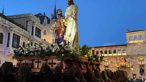 La Cofradía del Santo Cristo del Perdón sacó este martes a las calles de la ciudad de León la Procesión del Perdón que, a pesar de haber mantenido la esperanza hasta el último momento, estuvo protagonizada por la libertad condicional de un hombre ante la ausencia de indulto concedido por el Consejo de Ministros. Foto: Silvia García