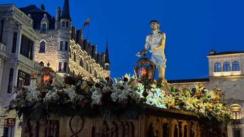 La Cofradía del Santo Cristo del Perdón sacó este martes a las calles de la ciudad de León la Procesión del Perdón que, a pesar de haber mantenido la esperanza hasta el último momento, estuvo protagonizada por la libertad condicional de un hombre ante la ausencia de indulto concedido por el Consejo de Ministros. Foto: Silvia García