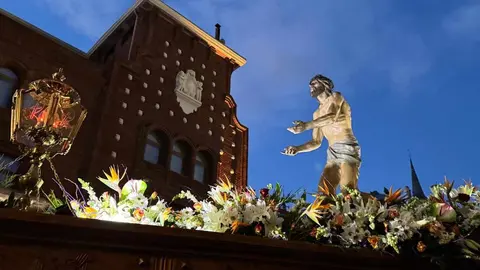 La Cofradía del Santo Cristo del Perdón sacó este martes a las calles de la ciudad de León la Procesión del Perdón que, a pesar de haber mantenido la esperanza hasta el último momento, estuvo protagonizada por la libertad condicional de un hombre ante la ausencia de indulto concedido por el Consejo de Ministros. Foto: Silvia García
