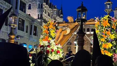 La Cofradía del Santo Cristo del Perdón sacó este martes a las calles de la ciudad de León la Procesión del Perdón que, a pesar de haber mantenido la esperanza hasta el último momento, estuvo protagonizada por la libertad condicional de un hombre ante la ausencia de indulto concedido por el Consejo de Ministros. Foto: Silvia García