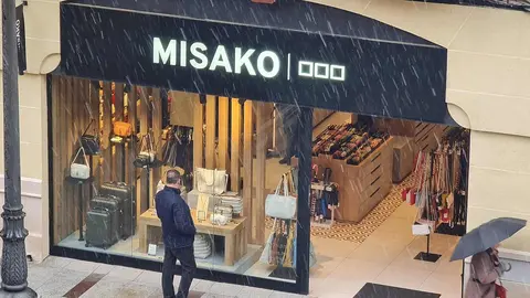 El desplome de las temperaturas y la tormenta que arrastra la zona norte de la península provocan que la nieve regrese de nuevo a la capital en un Miércoles Santo con múltiples actos procesionales.