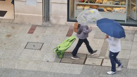 El desplome de las temperaturas y la tormenta que arrastra la zona norte de la península provocan que la nieve regrese de nuevo a la capital en un Miércoles Santo con múltiples actos procesionales.