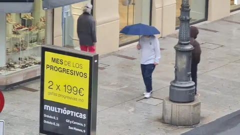 El desplome de las temperaturas y la tormenta que arrastra la zona norte de la península provocan que la nieve regrese de nuevo a la capital en un Miércoles Santo con múltiples actos procesionales.