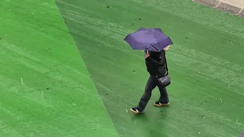 El desplome de las temperaturas y la tormenta que arrastra la zona norte de la península provocan que la nieve regrese de nuevo a la capital en un Miércoles Santo con múltiples actos procesionales.