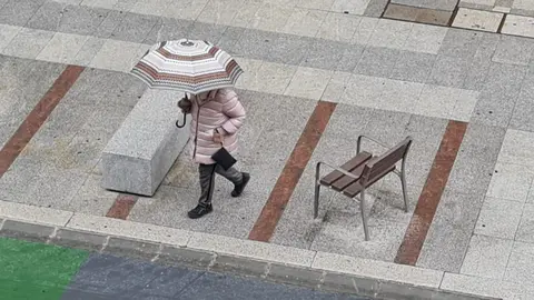 El desplome de las temperaturas y la tormenta que arrastra la zona norte de la península provocan que la nieve regrese de nuevo a la capital en un Miércoles Santo con múltiples actos procesionales.