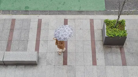 El desplome de las temperaturas y la tormenta que arrastra la zona norte de la península provocan que la nieve regrese de nuevo a la capital en un Miércoles Santo con múltiples actos procesionales.