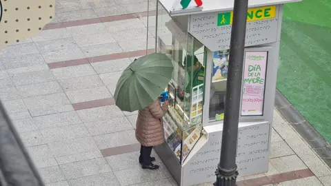 El desplome de las temperaturas y la tormenta que arrastra la zona norte de la península provocan que la nieve regrese de nuevo a la capital en un Miércoles Santo con múltiples actos procesionales.