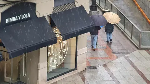 El desplome de las temperaturas y la tormenta que arrastra la zona norte de la península provocan que la nieve regrese de nuevo a la capital en un Miércoles Santo con múltiples actos procesionales.