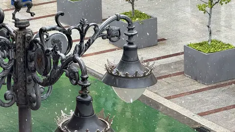 El desplome de las temperaturas y la tormenta que arrastra la zona norte de la península provocan que la nieve regrese de nuevo a la capital en un Miércoles Santo con múltiples actos procesionales.