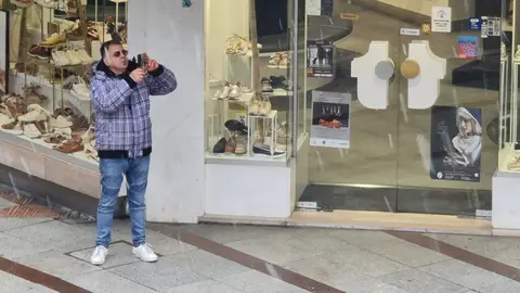 El desplome de las temperaturas y la tormenta que arrastra la zona norte de la península provocan que la nieve regrese de nuevo a la capital en un Miércoles Santo con múltiples actos procesionales.