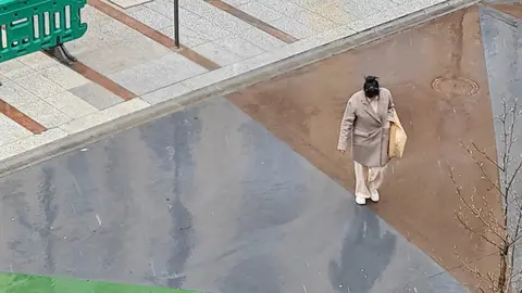 El desplome de las temperaturas y la tormenta que arrastra la zona norte de la península provocan que la nieve regrese de nuevo a la capital en un Miércoles Santo con múltiples actos procesionales.