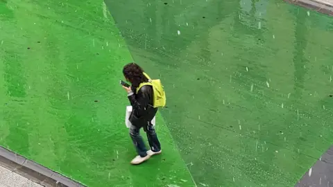 El desplome de las temperaturas y la tormenta que arrastra la zona norte de la península provocan que la nieve regrese de nuevo a la capital en un Miércoles Santo con múltiples actos procesionales.