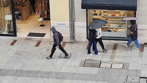 El desplome de las temperaturas y la tormenta que arrastra la zona norte de la península provocan que la nieve regrese de nuevo a la capital en un Miércoles Santo con múltiples actos procesionales.