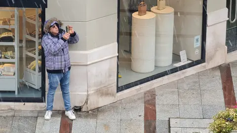 El desplome de las temperaturas y la tormenta que arrastra la zona norte de la península provocan que la nieve regrese de nuevo a la capital en un Miércoles Santo con múltiples actos procesionales.