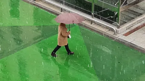 El desplome de las temperaturas y la tormenta que arrastra la zona norte de la península provocan que la nieve regrese de nuevo a la capital en un Miércoles Santo con múltiples actos procesionales.