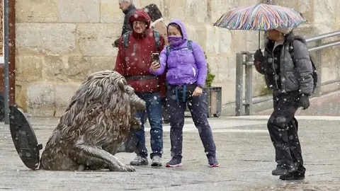 La cota de nieve ha caído este Miércoles Santo por debajo de los mil metros y los copos se han dejado ver en todo El Bierzo y en León capital. Fotos: Campillo | César Sánchez